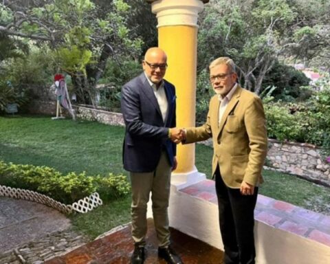 France invited Venezuelan delegations for dialogue in Mexico to meet in Paris