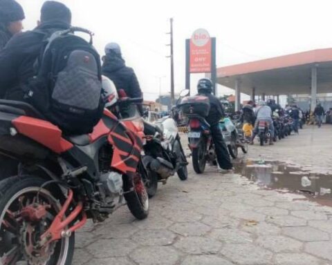 Fuel runs out in hours and carriers reinforce blockade at the Palmasola refinery