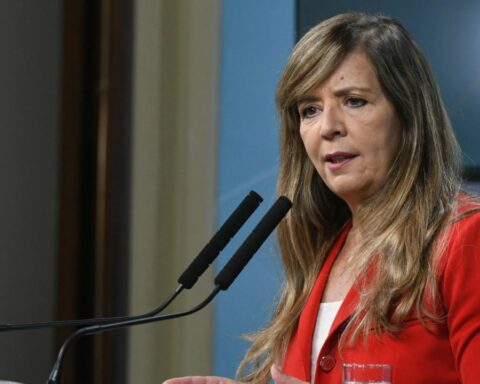 Gabriela Cerruti apologized for her phrase about the stones in tribute to the dead of covid