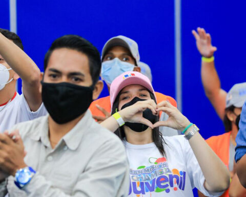 Government rewards the "youth job" with a bonus of 48.40 bolivars