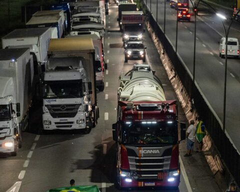 Governors order clearance of blocked roads