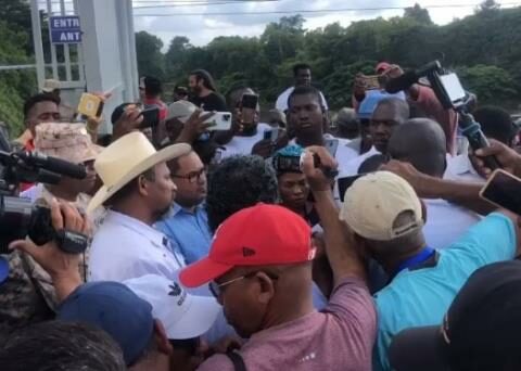 Haitians open border gate in Juana Méndez