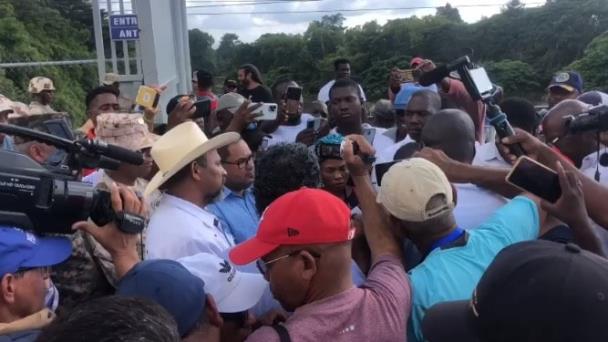 Haitians open border gate in Juana Méndez