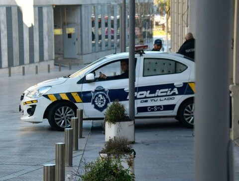 He has house arrest and wanted to rob a policeman: he was arrested red-handed in another robbery