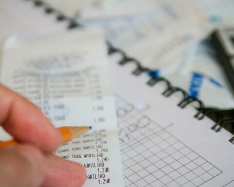 How to see the payments reflected in my credit history after paying off my debts?