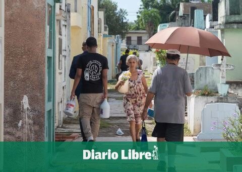 Hundreds flock to cemeteries on All Souls' Day