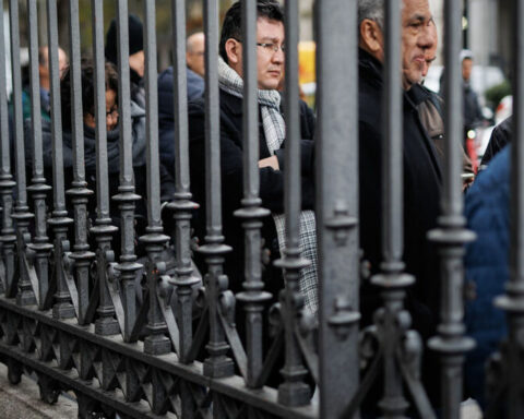 Hundreds of admirers say a last goodbye to Pablo Milanés at the Casa de América in Madrid