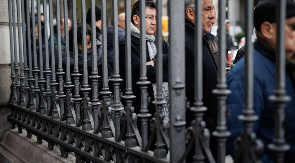 Hundreds of admirers say a last goodbye to Pablo Milanés at the Casa de América in Madrid