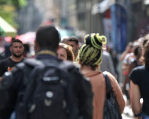 IBGE: average income of white workers is 75.7% higher than that of blacks