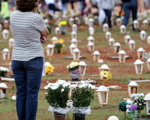 In São Paulo, 1.5 million people should visit cemeteries