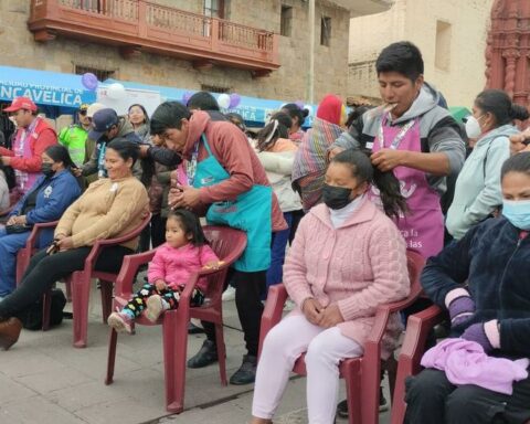 In a contest against violence, men stand out by combing women's hair
