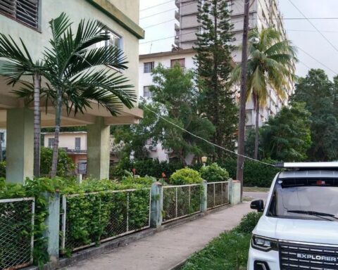 In the Cuba of blackouts, electric cars are charged from the balconies