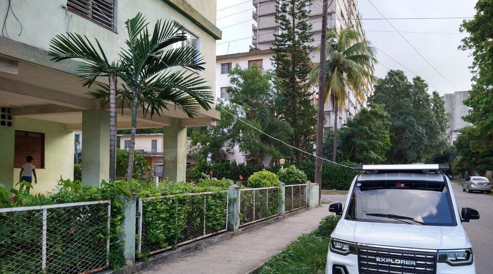 In the Cuba of blackouts, electric cars are charged from the balconies