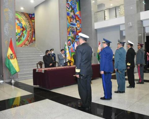 In the change of the military High Command, Arce speaks of "incapable of living together in democracy"