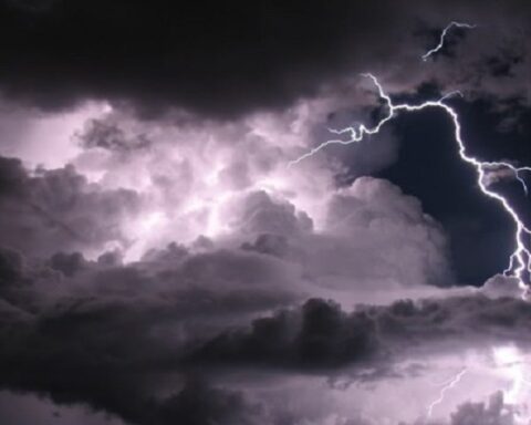 cielo nublado con descargas eléctricas