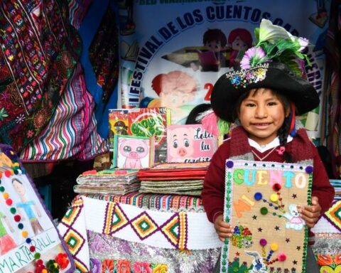 Initial children create their stories and read them at the Festival del Cuento Cartonero