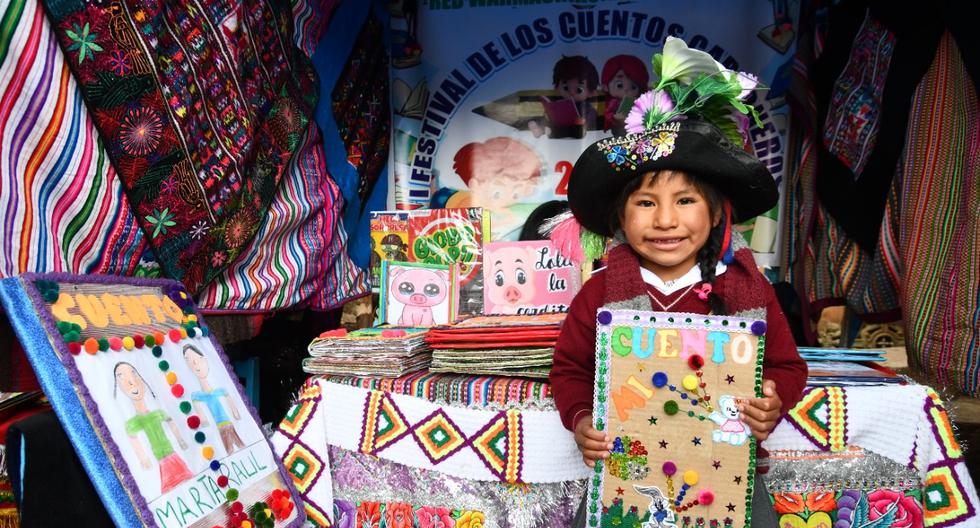 Initial children create their stories and read them at the Festival del Cuento Cartonero