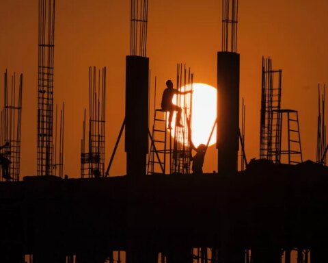 Investment grows during August, but there is still a lag in construction
