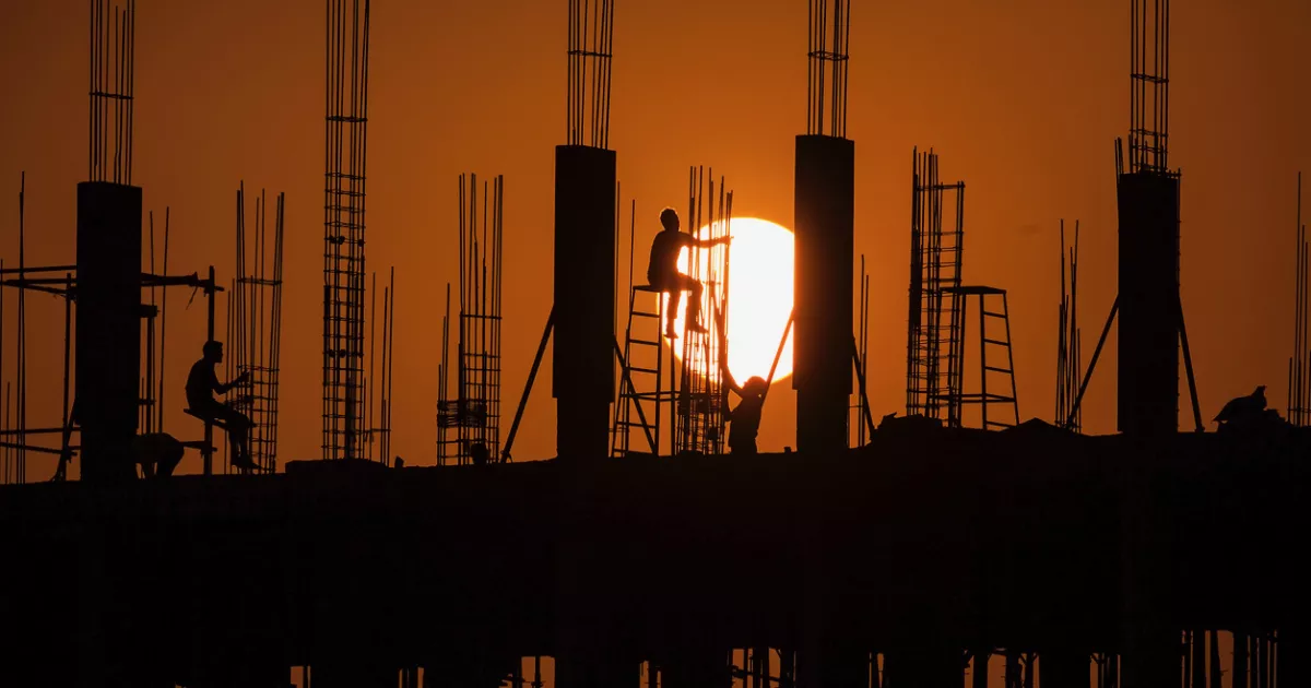 Investment grows during August, but there is still a lag in construction