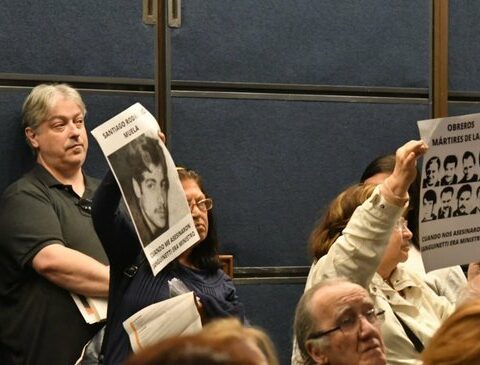 Irma Leites broke in during a Sanguinetti speech: she claimed him for murders "while he was minister"