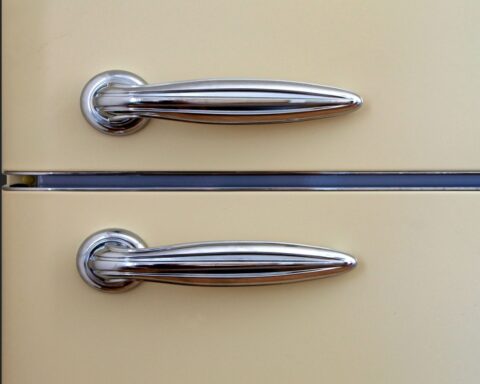 Is defrosting the fridge still done?  Which has benefits?