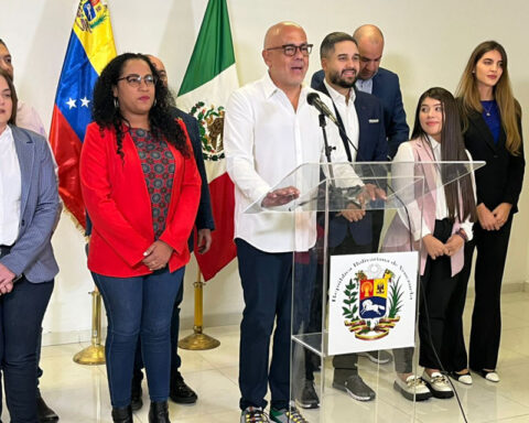 Jorge Rodríguez says that the official delegation seeks "peace and prosperity"