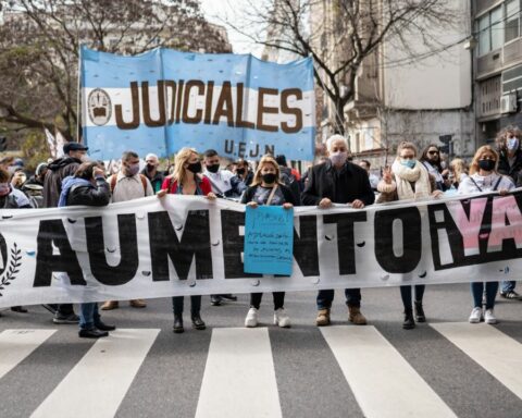 Judicial workers go on strike for a salary increase