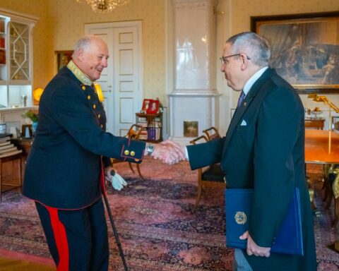 King of Norway receives credentials of the new ambassador of Venezuela
