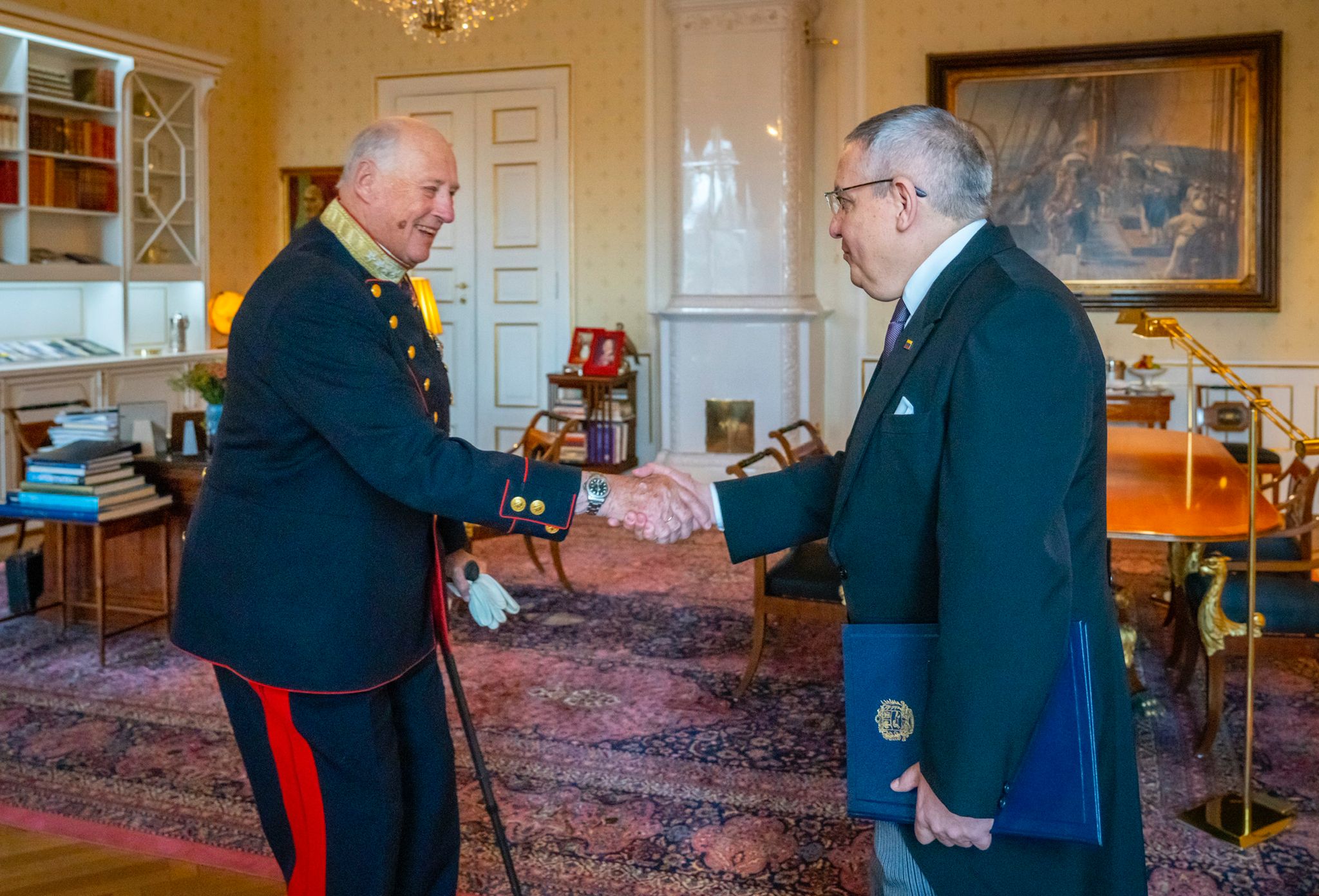 King of Norway receives credentials of the new ambassador of Venezuela