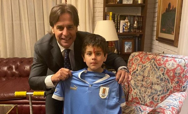 Lacalle Pou in previous World Cup mode: look at the gift he gave his nephew