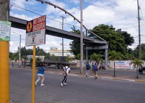 Lack of pedestrians is a danger in Villa Mella
