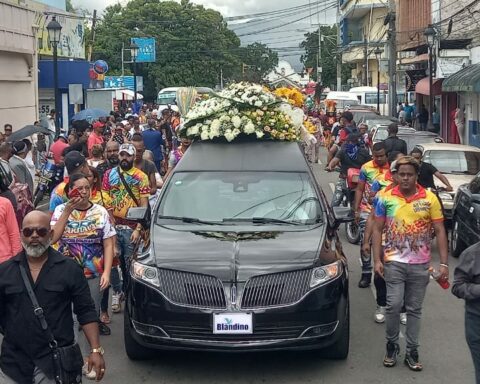 Last goodbye to Víctor Erarte in the middle of the carnival parade