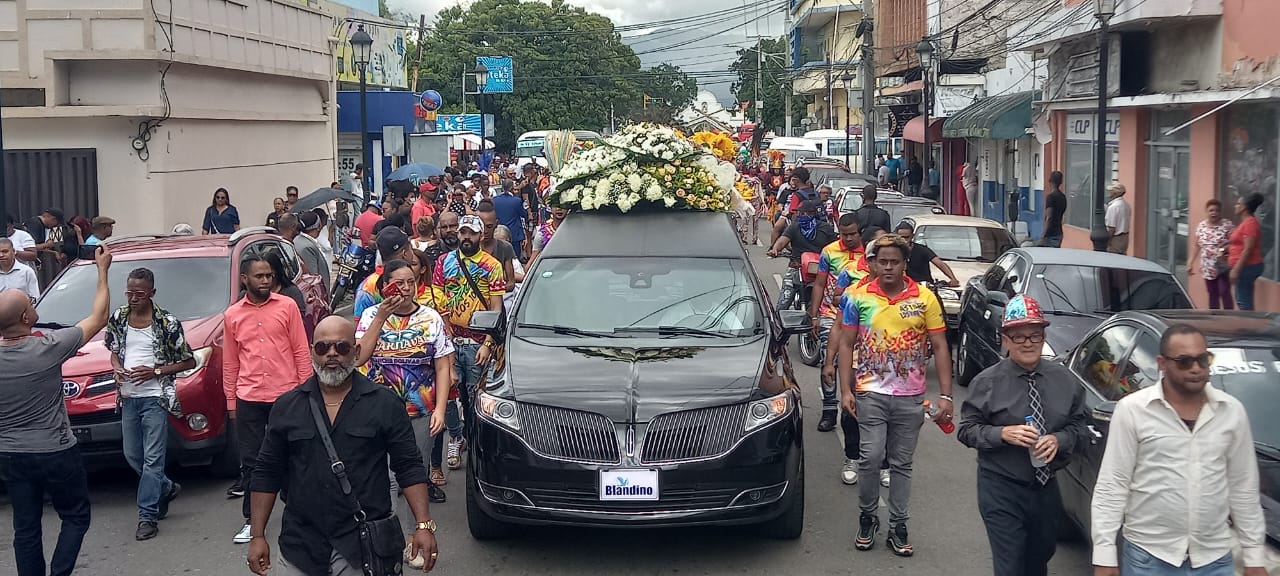 Last goodbye to Víctor Erarte in the middle of the carnival parade