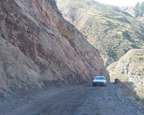 Leader denounces that road stoppage in Yauli generates risks of landslides to homes