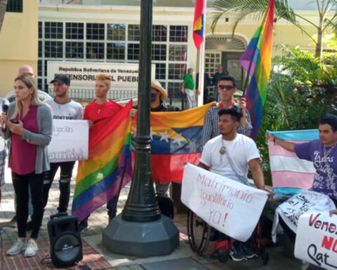 Lgbti activists chain themselves in front of the Ombudsman to demand respect for human rights