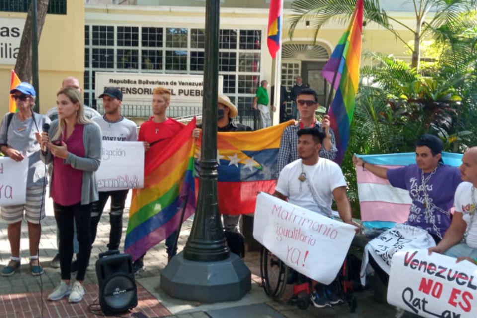 Lgbti activists chain themselves in front of the Ombudsman to demand respect for human rights