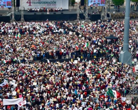 López Obrador offers a message in the Zócalo after leading the march from El Ángel