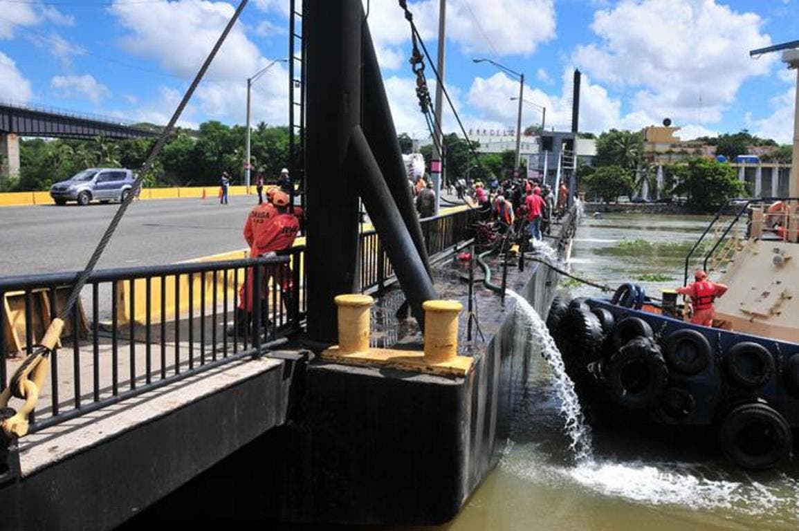 MOPC prolongará cierre del puente flotante por reparación