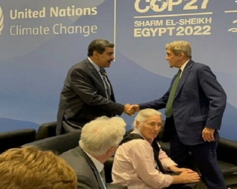 Maduro and John Kerry greet each other during COP27
