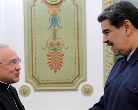 Maduro receives Vatican representatives in Miraflores