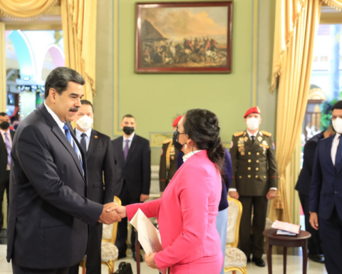Maduro receives the credential letters of the new Honduran ambassador