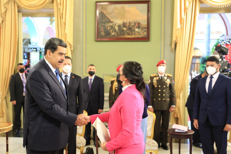 Maduro receives the credential letters of the new Honduran ambassador