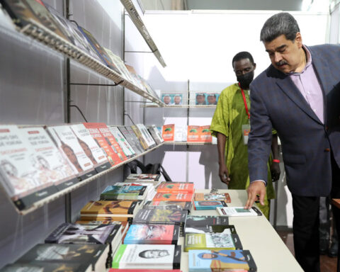 Maduro says that Jorge Rodríguez “will talk about peace” in Paris and asks to encourage reading