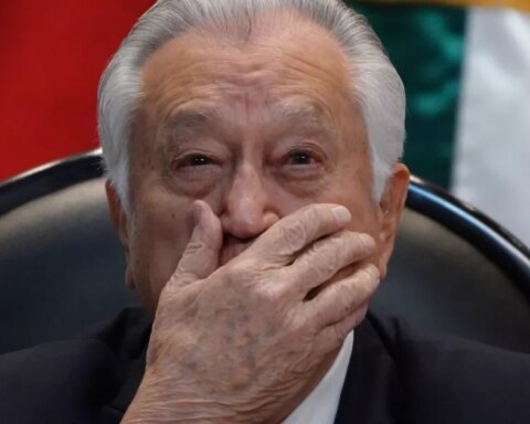 Manuel Bartlett admits before deputies debts and losses in CFE