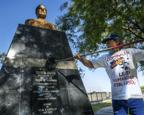 Marathon runner Alex Vanegas restores a monument to Rubén Darío in Los Angeles