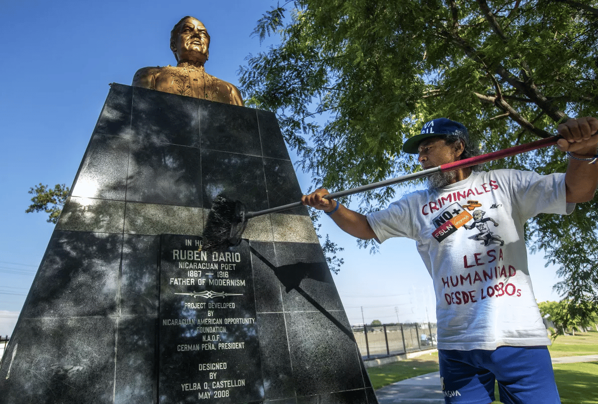 Marathon runner Alex Vanegas restores a monument to Rubén Darío in Los Angeles