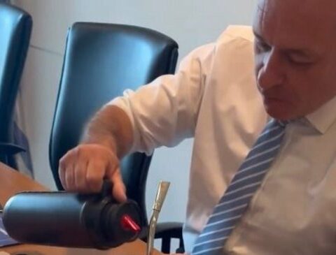 Mate and light blue dumplings: this is how politicians live the match between Uruguay and South Korea