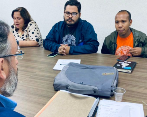 Members of the FCU-UCV willing to be observers in opposition primaries