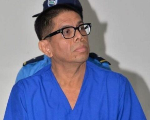 Miguel Mendoza gives up his hunger strike after promising to see his daughter