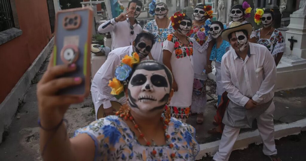 Millions of Mexicans take to the streets and squares to remember the dead